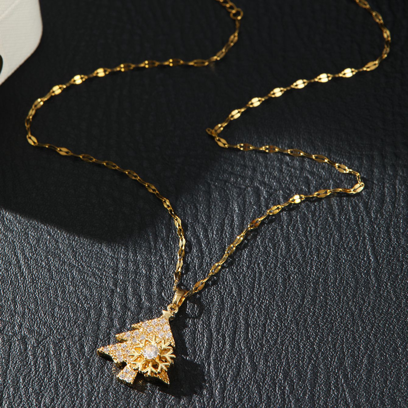 Rhinestone Christmas Tree Necklace – Sparkling Snowflake Pendant with Zircon Accents for Elegant Holiday Jewelry and Gift Giving