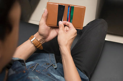 Wireless Tracking Card Wallet – Smart Rechargeable Locator Card with Find My Compatibility for iPhone Devices, Slim Anti-Lost Everyday Wallet