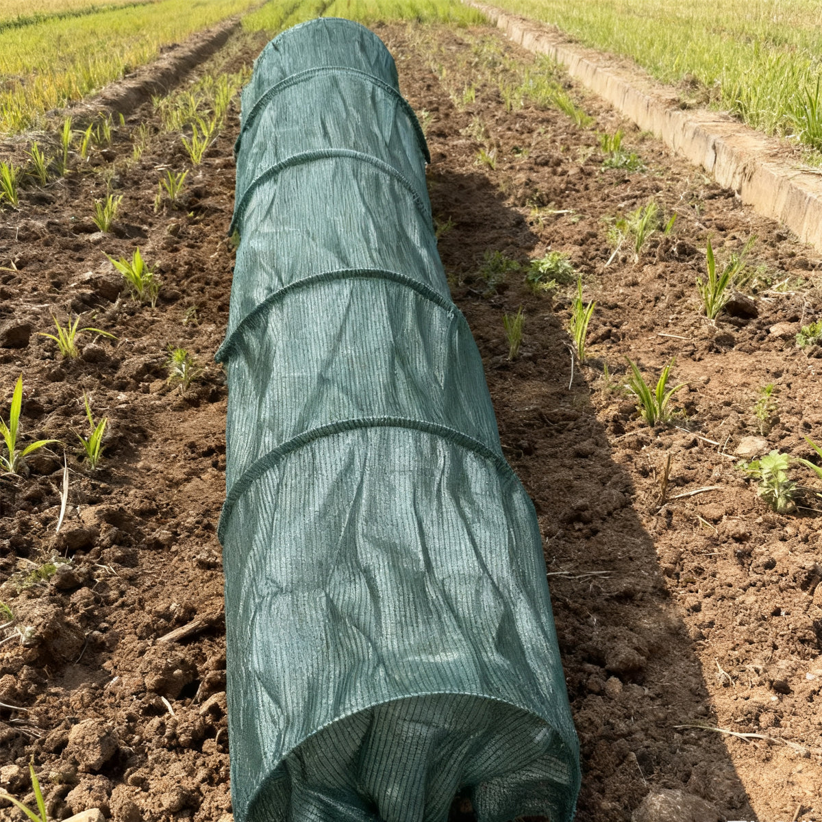 Mini Garden Greenhouse Tunnel – UV Plastic Foil Plant Cover for Balconies, Outdoor Beds, Seedlings and Small-Space Gardening Protection