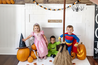 Halloween Floating Witch's Broom – Haunted Dancing Broom Decoration with Ghost Sounds for Spooky Atmosphere, Parties and Festive Home Decor
