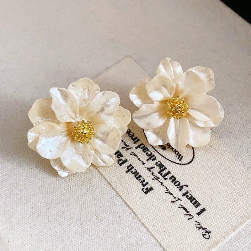 Acrylic Flower Stud Earrings – Korean Floral Petal Earrings for Elegant Everyday Fashion and Feminine Jewelry Style