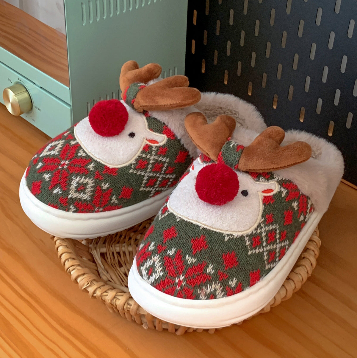 Christmas Deer Slippers – Cute Plush Non Slip House Shoes for Cozy Winter Comfort and Holiday Gifts