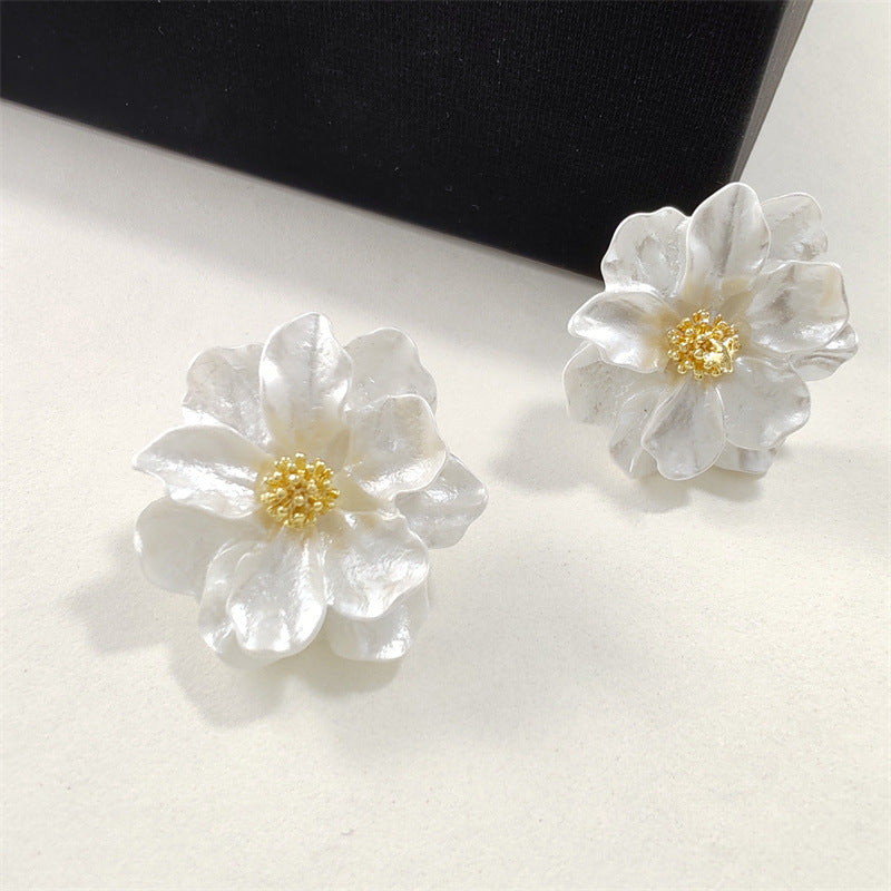 Acrylic Flower Stud Earrings – Korean Floral Petal Earrings for Elegant Everyday Fashion and Feminine Jewelry Style