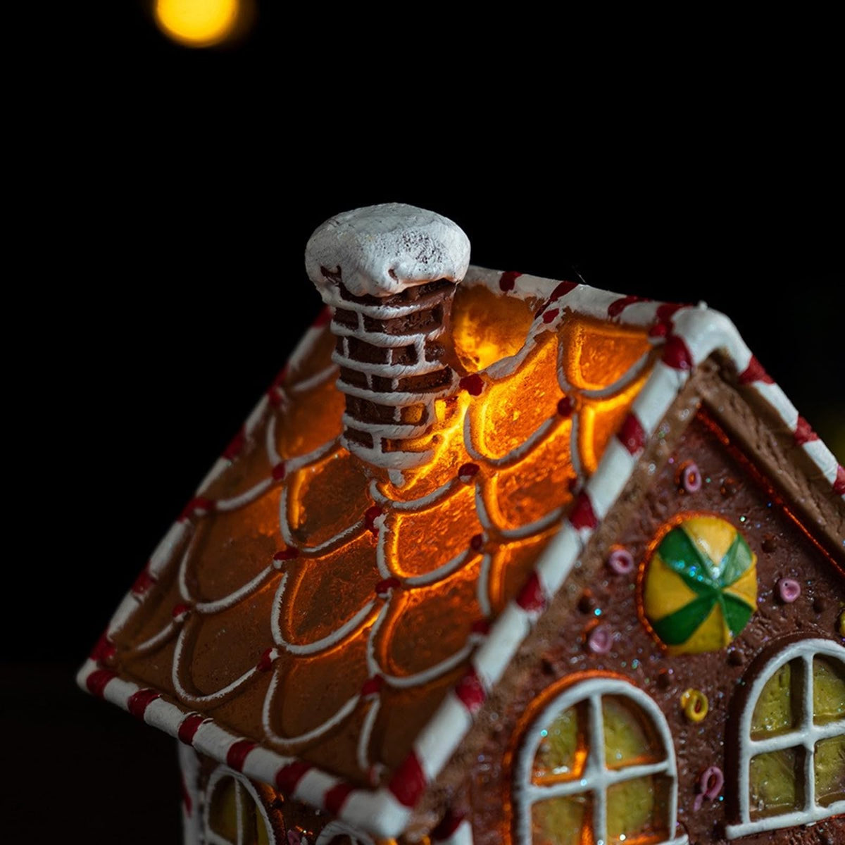 Resin Christmas House Sculpture – Modern Holiday Tabletop Decoration for Living Rooms, TV Cabinets and Festive Displays