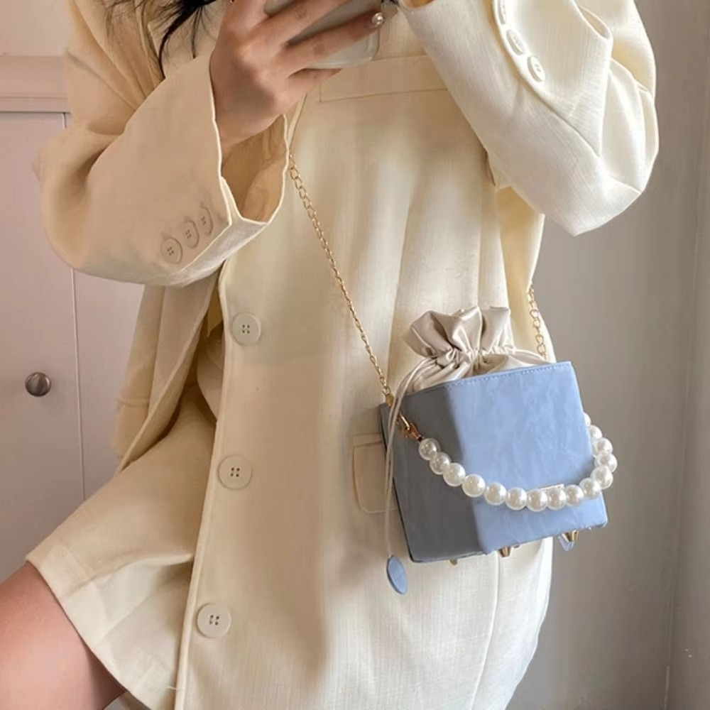 PU Leather Bucket Bag – Vintage Drawstring Crossbody Purse with Pearl Detail and Chain Strap for Women, Shoulder Carry and Everyday Style