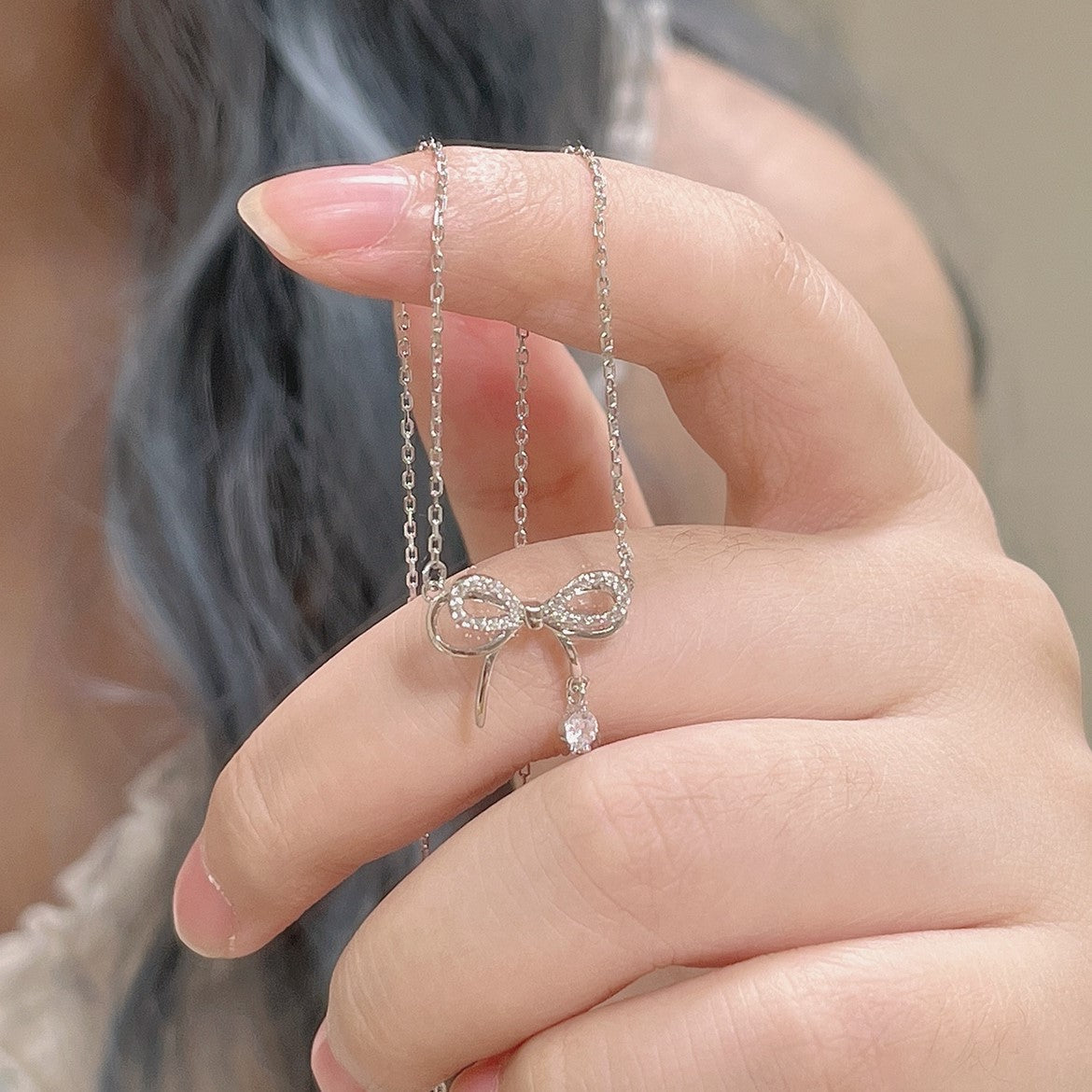Elegant Bow Pendant Necklace – Delicate Clavicle Chain Choker Jewelry with Sophisticated Design for Women, Girls, Parties and Everyday Wear