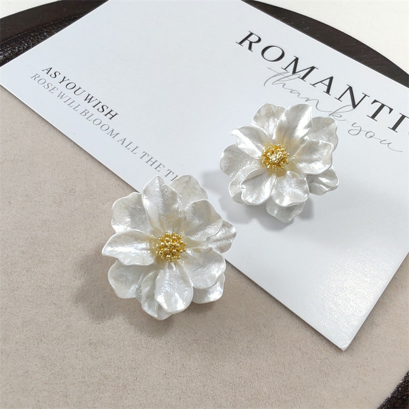 Acrylic Flower Stud Earrings – Korean Floral Petal Earrings for Elegant Everyday Fashion and Feminine Jewelry Style