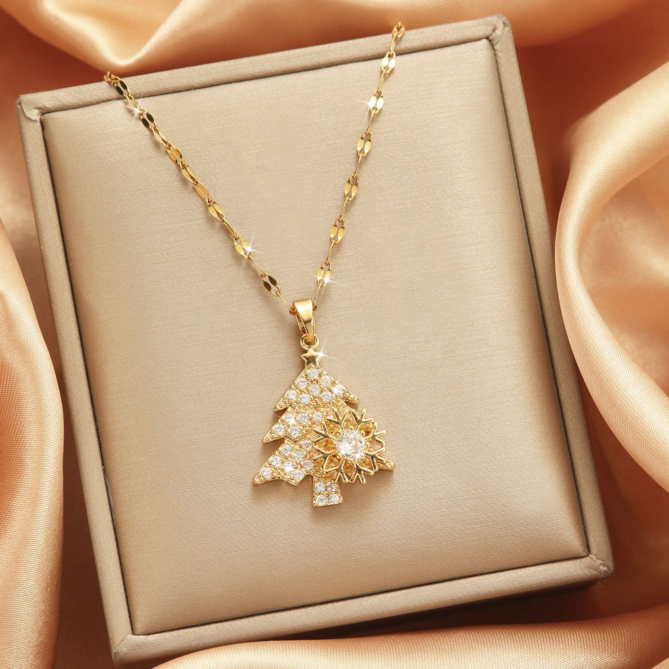 Rhinestone Christmas Tree Necklace – Sparkling Snowflake Pendant with Zircon Accents for Elegant Holiday Jewelry and Gift Giving